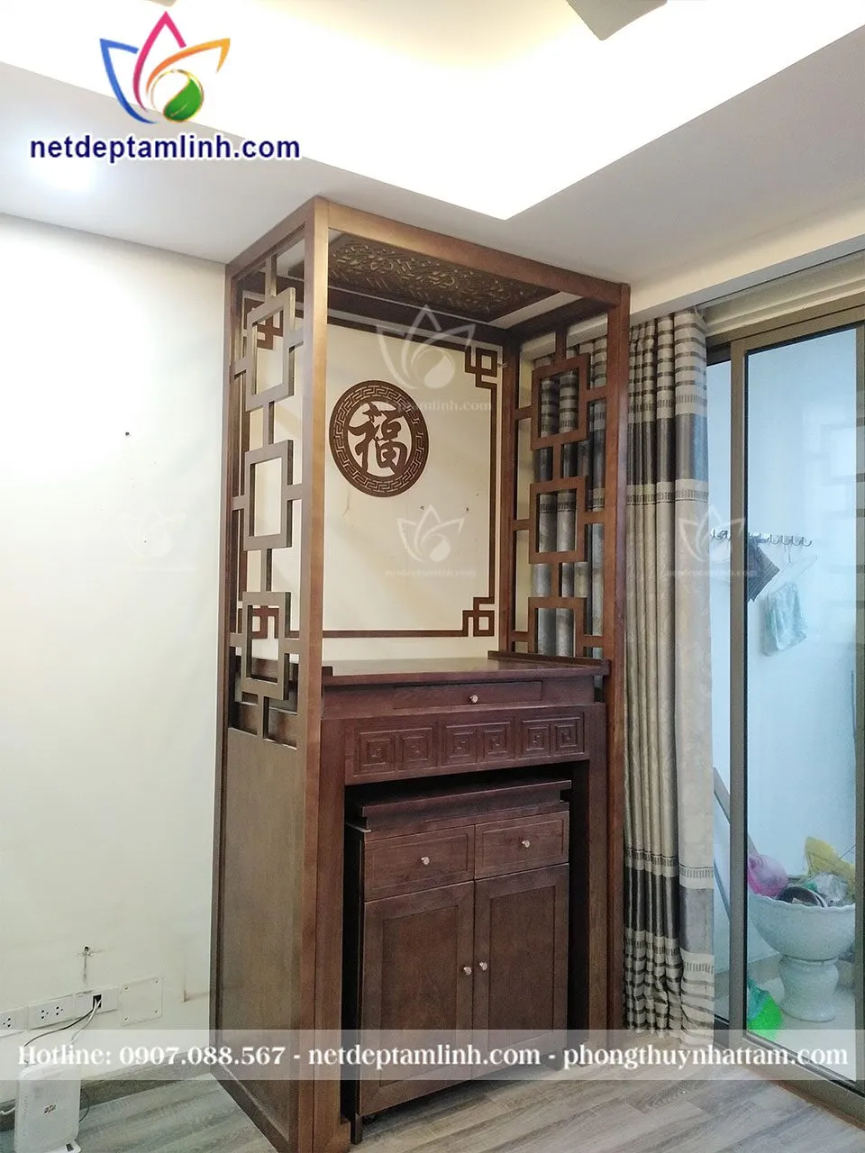 Ảnh tổng thể phòng khách chung cư có bàn thờ