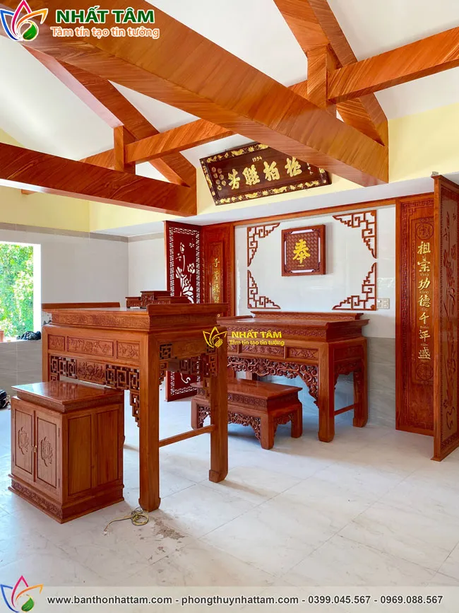 Hình ảnh một không gian phòng thờ hiện đại, ấm cúng.
