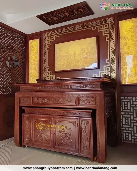 bàn thờ gỗ tự nhiên kết hợp tranh trúc chỉ trang trí