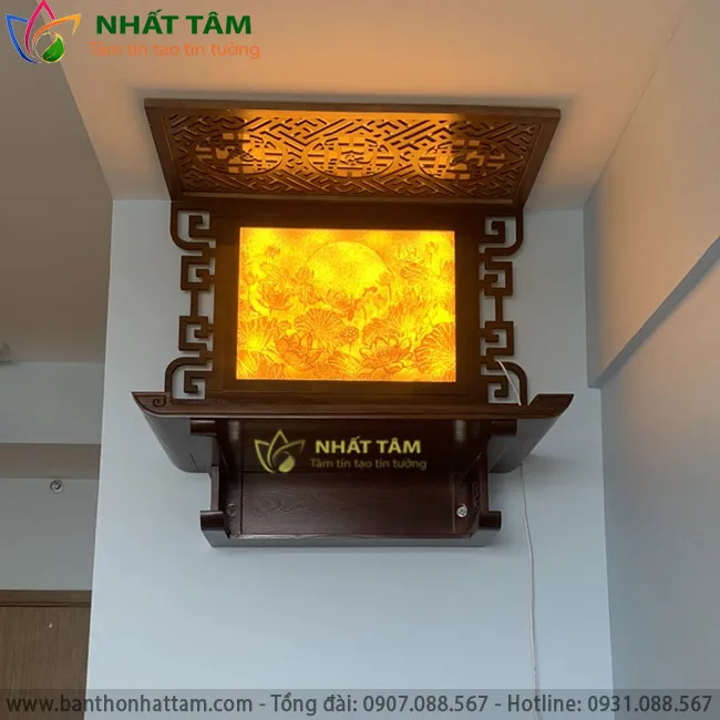 Hình ảnh thực tế một mẫu bàn thờ treo tường đang được lắp đặt tại chung cư.